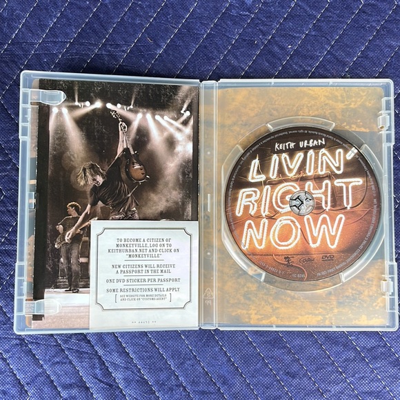 Keith Urban DVD’s Livin’ Right Now & Video Hits - Picture 6 of 9
